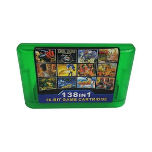 Op de afbeelding: Een groene 16-bit game cartridge met een selectie van game covers, waaronder "Mortal Kombat" en "Sonic the Hedgehog". De cartridge is gelabeld "138 in 1".
