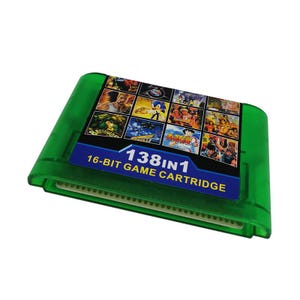 Op de afbeelding: Een groene 16-bit game cartridge met een blauw en wit label. Het label toont de tekst "138 in 1" en bevat verschillende game graphics. De cartridge is rechthoekig met een reeks goudkleurige pinnen langs de onderrand.