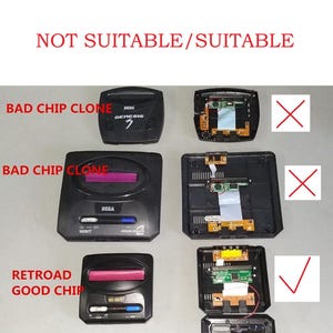 Op de afbeelding: Afbeelding die componenten van retro gameconsoles vergelijkt. De tekst luidt "NOT SUITABLE/SUITABLE", met labels "BAD CHIP CLONE" en "RETROAD GOOD CHIP". De afbeelding toont zwarte consoles met rode en blauwe accenten en interne componenten.