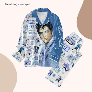 Op de afbeelding: Een tweedelige pyjamaset met een blauw en wit ontwerp met een afbeelding van Elvis Presley. De top is een overhemd met knopen en de broek heeft een elastische tailleband. De set bevat de tekst "Always Elvis".