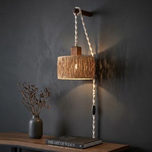 Makramee Steckleuchte - Natürlicher Raffia Lampenschirm mit Holz Halterung