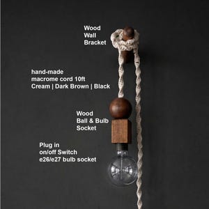 Peut inclure: Lampe murale avec cordon macram&eacute; fait &agrave; la main. Elle comprend un support mural en bois, une boule et un support d'ampoule en bois brun fonc&eacute;, et une ampoule transparente. Le cordon cr&egrave;me mesure environ 3 m&egrave;tres. Interrupteur marche/arr&ecirc;t et douille e26/e27.