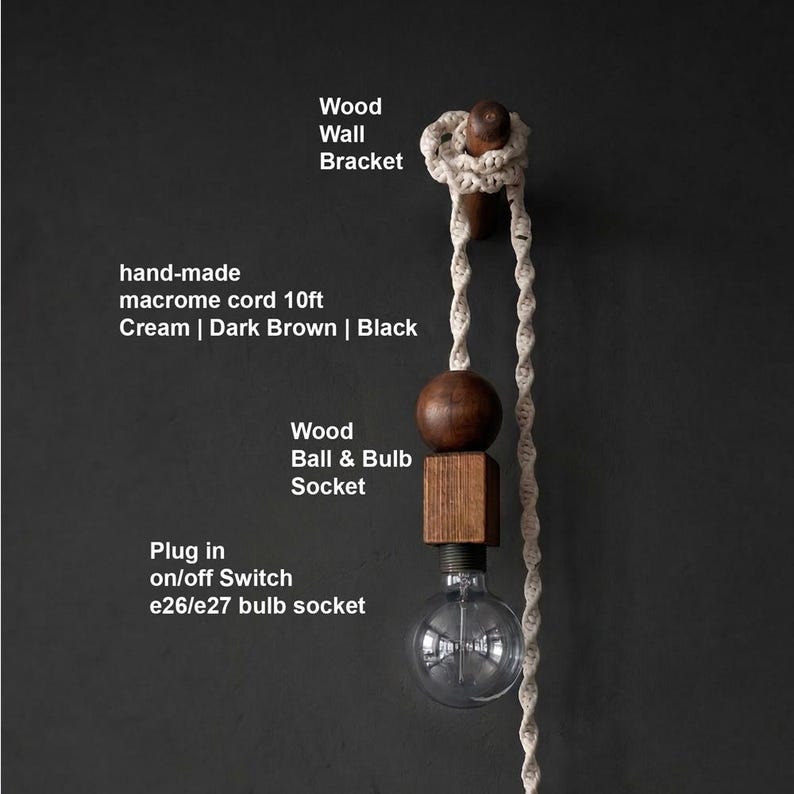Peut inclure: Lampe murale avec cordon macram&eacute; fait &agrave; la main. Elle comprend un support mural en bois, une boule et un support d'ampoule en bois brun fonc&eacute;, et une ampoule transparente. Le cordon cr&egrave;me mesure environ 3 m&egrave;tres. Interrupteur marche/arr&ecirc;t et douille e26/e27.