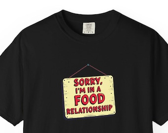 Camiseta con gráfico "Food Fuelled Frenzy", camiseta para amantes de la gastronomía, camiseta con cita divertida sobre comida