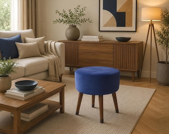 Blauer Hocker mit Holzbeinen