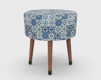 Puf otomano de azulejos de Iznik hecho a mano – Taburete con patas de madera azul (38 cm de diámetro, 40 cm de altura)