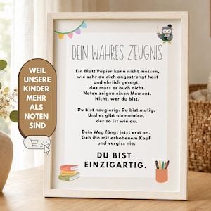 Könnte beinhalten: Ein gerahmter Druck mit dem deutschen Text 'DEIN WAHRES ZEUGNIS', einer Eulen-Illustration, einem Bücherstapel und bunter Wimpelkette. Der Text betont, dass Kinder mehr als ihre Noten sind, und endet mit 'DU BIST EINZIGARTIG.'
