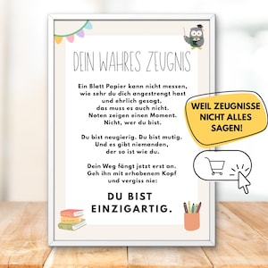 Könnte beinhalten: Ein gerahmtes weißes Poster mit dem deutschen Text DEIN WAHRES ZEUGNIS, verziert mit einer Eulen-Illustration, bunten Wimpeln, einem Bücherstapel und einem Stiftehalter. Eine gelbe Sprechblase enthält WEIL ZEUGNISSE NICHT ALLES SAGEN!
