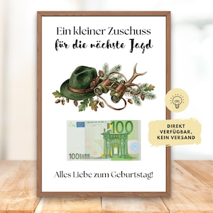 Puede incluir: Una impresión enmarcada con el texto en alemán Ein kleiner Zuschuss für die nächste Jagd y Alles Liebe zum Geburtstag. El diseño incluye un sombrero verde, binoculares, astas, ramas de pino y un billete de 100 euros en el centro.
