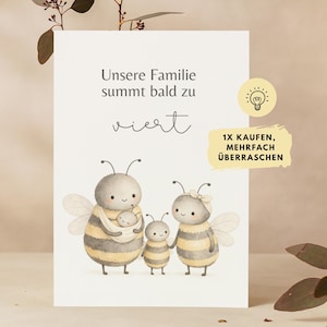 Könnte beinhalten: Eine weiße rechteckige Karte mit einer Aquarellillustration von drei Bienen. Der Text lautet "Unsere Familie summt bald zu viert". Eine Biene trägt eine kleinere Biene in einem Tragetuch, während eine andere die Hand einer kleinen Biene hält. Ein gelber Aufkleber zeigt "1X KAUFEN, MEHRFACH ÜBERRASCHEN".