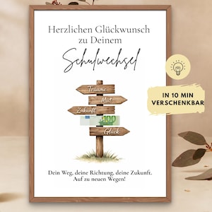 Könnte beinhalten: Ein gerahmter Druck mit dem Text Herzlichen Glückwunsch zu Deinem Schulwechsel. Das Design zeigt einen hölzernen Wegweiser mit den Begriffen Träume, Mut, Zukunft und Glück, ergänzt durch einen 100-Euro-Schein und ein Glühbirnen-Symbol.