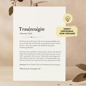 Può includere: Una carta rettangolare bianca con la parola tedesca Trauzeugin e una definizione in stile dizionario stampata in nero. Un'icona circolare gialla con una lampadina e un'etichetta gialla con il testo DIREKT VERFÜGBAR, KEIN VERSAND.