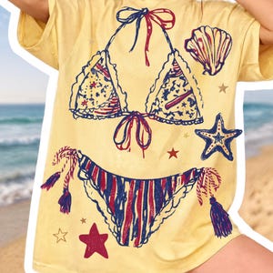 Patriotisk bikini PNG, kustnära sommarsublimeringsdesign, retro strandskjorta nedladdningsgrafik