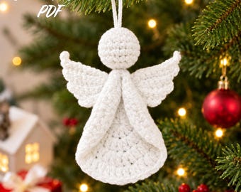 Könnte beinhalten: Ein weißes Häkel-Engel-Ornament mit rundem Kopf, strukturierten Flügeln und einem ausgestellten Kleid. Eine weiße Schlaufe ist oben zur Aufhängung befestigt. Der Text "Crochet Pattern PDF" ist in der oberen linken Ecke des Bildes zu sehen.