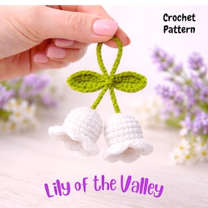 Könnte beinhalten: Ein Set aus drei weißen Keramikvasen mit gerippter Textur. Die Vasen sind unterschiedlich hoch: ca. 25 cm, 20 cm und 15 cm. Das Design ist einheitlich.