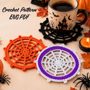 Può includere: Tre sottobicchieri circolari all'uncinetto con motivi a ragnatela in arancione tinta unita, nero tinta unita e una combinazione di bianco e viola. Il testo Crochet Pattern ENG PDF è visibile nell'angolo in alto a sinistra.
