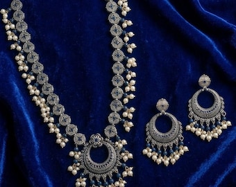 Collar y aretes estilo jhumka en azul real y perla