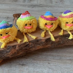 4 Osterküken aus Pompons mit bunten Hüten zum Anhängen, Farbe gelb, Baumwolle/Acryl, Osterdekoration, Geschenk Ostern/Geburtstag/Muttertag