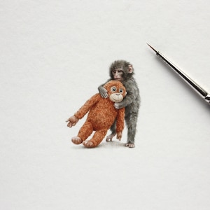 Peut inclure: Illustration détaillée de deux singes. Un singe gris en serre un autre orange en peluche. Le singe en peluche est allongé, les bras tendus. L'illustration est sur fond blanc.