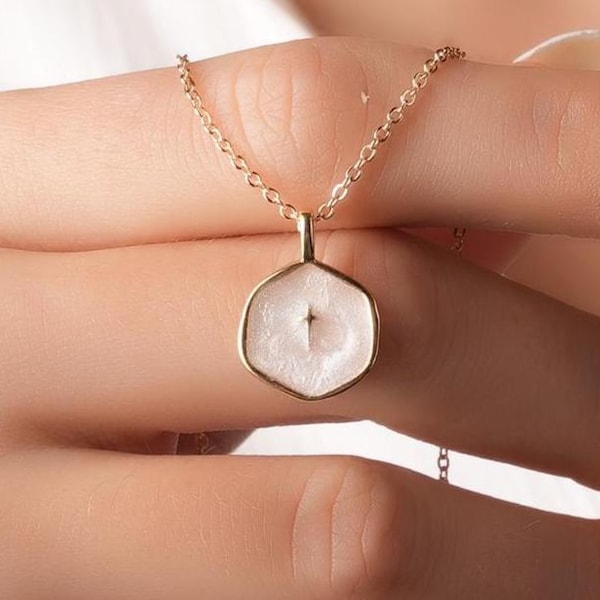Halsband med minikors i guldemalj, religiöst halsband, emaljhalsband, julklapp, kristen present till henne, litet korshalsband