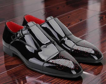 Nowe, ręcznie robione, męskie, lakierowane buty z paskiem z rzeźbioną klamrą i czerwoną podeszwą