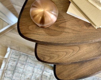 Nussbaum Holz Satztische 3er Set - Mid Century Moderne Beistelltische - Handgemachter Stapeltisch Set - Minimalistisches Wohndekor -