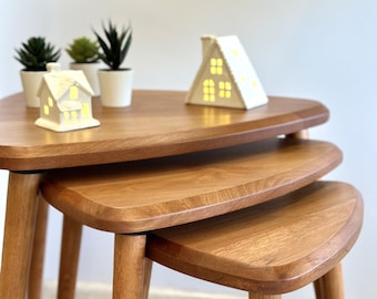 Tavolini impilabili in rovere chiaro fatti a mano – Set di 3 in legno massello scandinavo