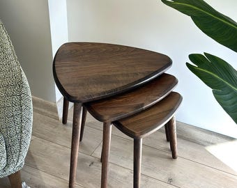 Bijzettafels walnoot, massief houten driehoekige bijzettafelset, moderne bijzettafels uit het midden van de eeuw, handgemaakte houten salontafels, meubels voor kleine ruimtes
