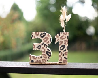 Geburtstagszahl Leo Design personalisiert | Geburtstagsgeschenk Freundin | Eichenholz Trockenblumen | Handschrift Gravur wählbar