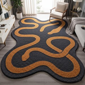 Alfombra abstracta de forma irregular con mechones, color amarillo mostaza y gris carbón, con estampado de líneas onduladas, ideal para salas de estar modernas. Alfombra de contorno que marca tendencia.