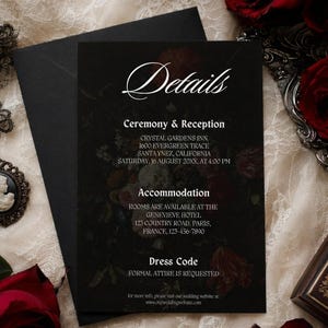 Pu&ograve; includere: Un cartoncino nero per i dettagli del matrimonio con uno sfondo floreale scuro e testo bianco. Il cartoncino include sezioni per Cerimonia e Ricevimento, Alloggio e Codice di abbigliamento, con indirizzi e informazioni stampate in bianco.