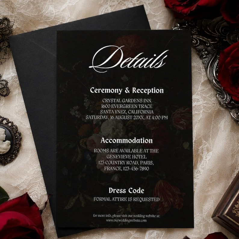 Pu&ograve; includere: Un cartoncino nero per i dettagli del matrimonio con uno sfondo floreale scuro e testo bianco. Il cartoncino include sezioni per Cerimonia e Ricevimento, Alloggio e Codice di abbigliamento, con indirizzi e informazioni stampate in bianco.