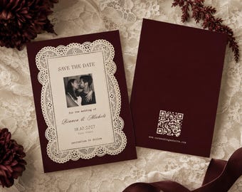 Vinröd vintage spets, spara datumet, bröllopsmeddelande med foto och QR-kod, rödbrun marsala bröllop, redigerbar Canvas-kortmall