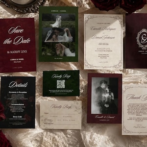 Pu&ograve; includere: Una collezione di articoli di cancelleria per matrimoni in tonalit&agrave; bordeaux profondo, verde bosco e crema. Il set include cartoline Save the Date, inviti, schede RSVP con codici QR, schede dei dettagli e biglietti di ringraziamento eleganti.