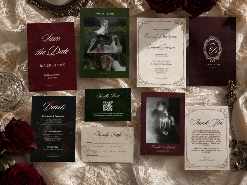Pu&ograve; includere: Una collezione di articoli di cancelleria per matrimoni in tonalit&agrave; bordeaux profondo, verde bosco e crema. Il set include cartoline Save the Date, inviti, schede RSVP con codici QR, schede dei dettagli e biglietti di ringraziamento eleganti.