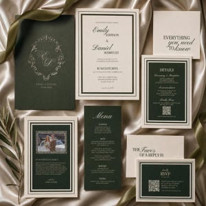 Könnte beinhalten: Ein Hochzeitspapeterie-Set bestehend aus dunkelwaldgrünen und cremefarbenen Karten mit schwarzen Rändern. Die Kollektion umfasst eine Einladung, ein Menü, eine Detailkarte, eine RSVP-Karte mit QR-Code und eine Fotokarte mit eleganter Serifenschrift.