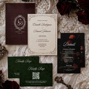 Pu&ograve; includere: Un set di cancelleria per matrimoni composto da un cartoncino bordeaux con monogramma bianco, un invito color crema con bordi decorati, un cartoncino con dettagli floreali scuri e due cartoncini RSVP verde scuro con QR code, con eleganti caratteri serif.