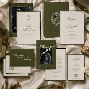 Könnte beinhalten: Ein Hochzeitspapeterie-Set mit olivgrünen und cremefarbenen Karten und eleganter Serifenschrift. Das Set enthält Save-the-Date-Karten mit Fotos, formelle Einladungen, Antwortkarten mit QR-Codes und Detailkarten, die auf einem Satinstoff arrangiert sind.