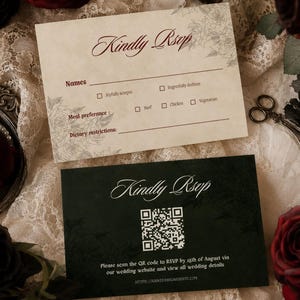 Pu&ograve; includere: Una carta RSVP color crema con testo rosso scuro, disegni floreali e campi per nomi, preferenze alimentari e restrizioni dietetiche, abbinata a una carta verde scuro con testo bianco, un codice QR e i dettagli del matrimonio.