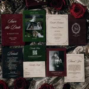Pu&ograve; includere: Una collezione di articoli di cancelleria per matrimoni che include Save the Date, inviti, schede RSVP, schede dei dettagli e biglietti di ringraziamento in bordeaux, verde bosco e crema, con tipografia elegante e fotografie.