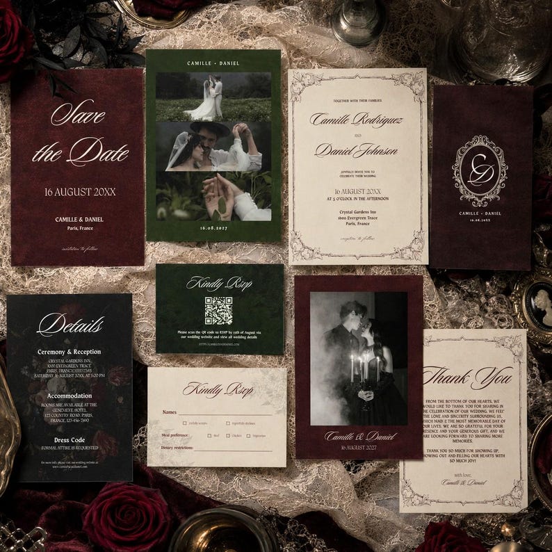 Pu&ograve; includere: Un set di cancelleria per matrimoni composto da cartoncini color bordeaux scuro e crema con tipografia elegante, bordi floreali e fotografie in bianco e nero di una coppia. Il set include inviti, RSVP, dettagli e biglietti di ringraziamento.