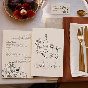 Może przedstawiać: Kremowa karta menu ślubnego z czarnym rysunkiem liniowym przedstawiającym butelkę wina, dwa kieliszki i wazon z kwiatami. Tekst zawiera napis The Menu, Camille & Danel oraz 18.08.2024. Druga karta menu wymienia przystawki, dania główne i desery.
