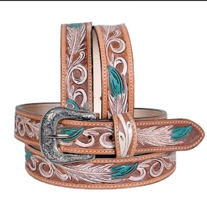 Cinturón estilo western de cuero repujado hecho a mano, con plumas turquesas y hebilla plateada.