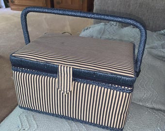 Cesta de costura Grannycore de rayas azules con asa de mimbre, 25,4 x 19 x 15,2 cm. Accesorios de costura.