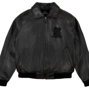 Puede incluir: Un juego de tres tazas de cer&aacute;mica con acabado mate moteado. Las tazas son de color crema, gris claro y gris oscuro. Cada taza tiene un dise&ntilde;o simple y minimalista.