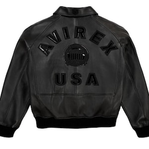 Puede incluir: Un letrero de madera hecho a mano con la palabra "Welcome" en una fuente juguetona. El letrero presenta un fondo blanco desgastado y un marco de madera te&ntilde;ida oscura. Un peque&ntilde;o coraz&oacute;n decorativo est&aacute; adjunto al letrero.