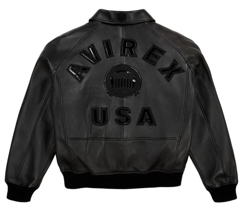 Puede incluir: Un letrero de madera hecho a mano con la palabra "Welcome" en una fuente juguetona. El letrero presenta un fondo blanco desgastado y un marco de madera te&ntilde;ida oscura. Un peque&ntilde;o coraz&oacute;n decorativo est&aacute; adjunto al letrero.