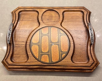 Bandeja de servir tallada en roble Jaxton de MCM con incrustación de azulejo - circa 1970