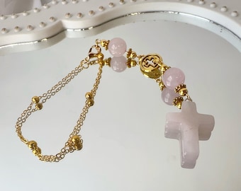 Colgante para coche con forma de cruz de cristal de cuarzo rosa, decoración para el espejo retrovisor con piedra curativa, regalo para viajeros.