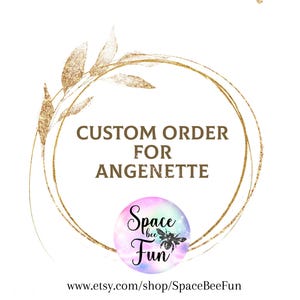 Könnte beinhalten: Eine individuelle Bestellankündigung für Angenette, mit einem goldfarbenen kreisförmigen Design und Text. Das Design enthält ein Logo mit einer Biene und den Worten "Space Bee Fun" in einem farbenfrohen Kreis, mit der Etsy-Shop-URL darunter.